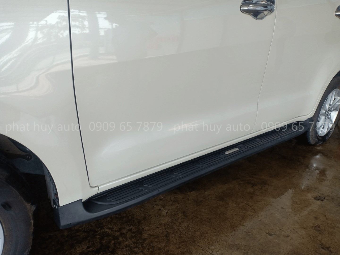 Bệ bước chân Toyota Innova 2021