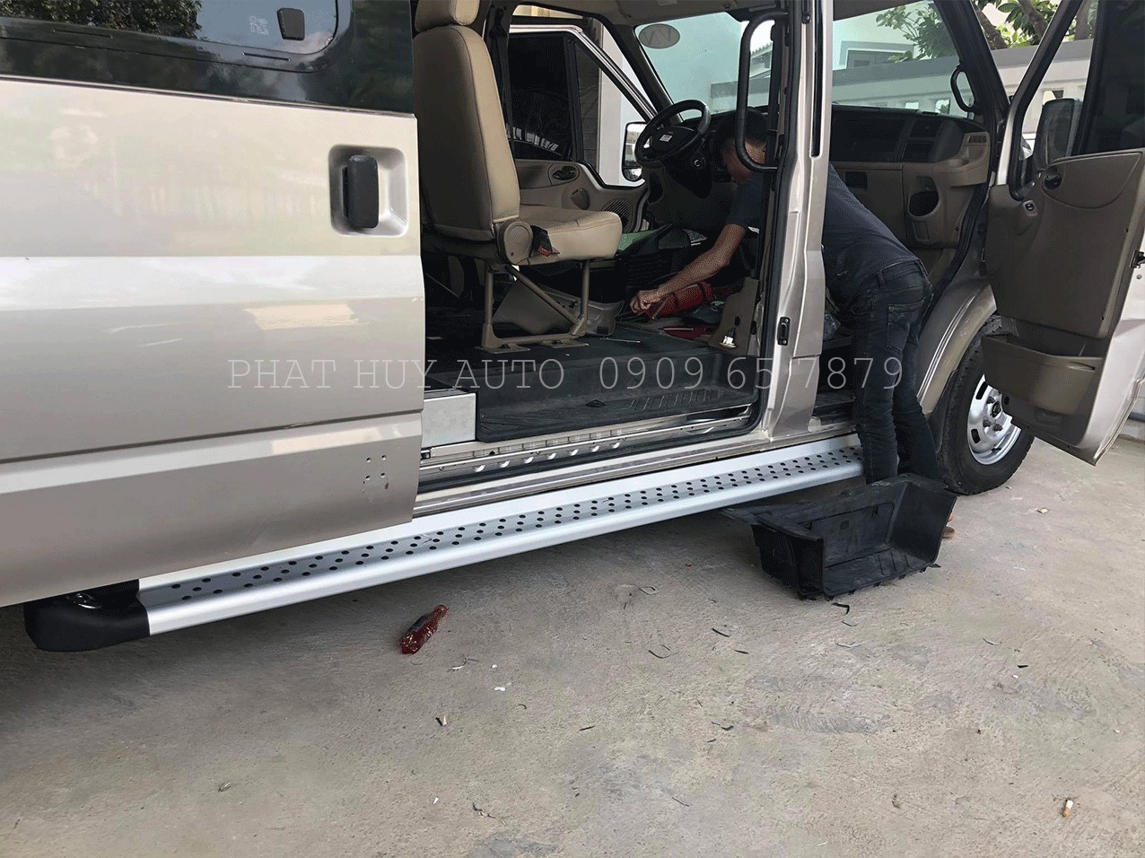 Bệ bước chân xe Ford Transit