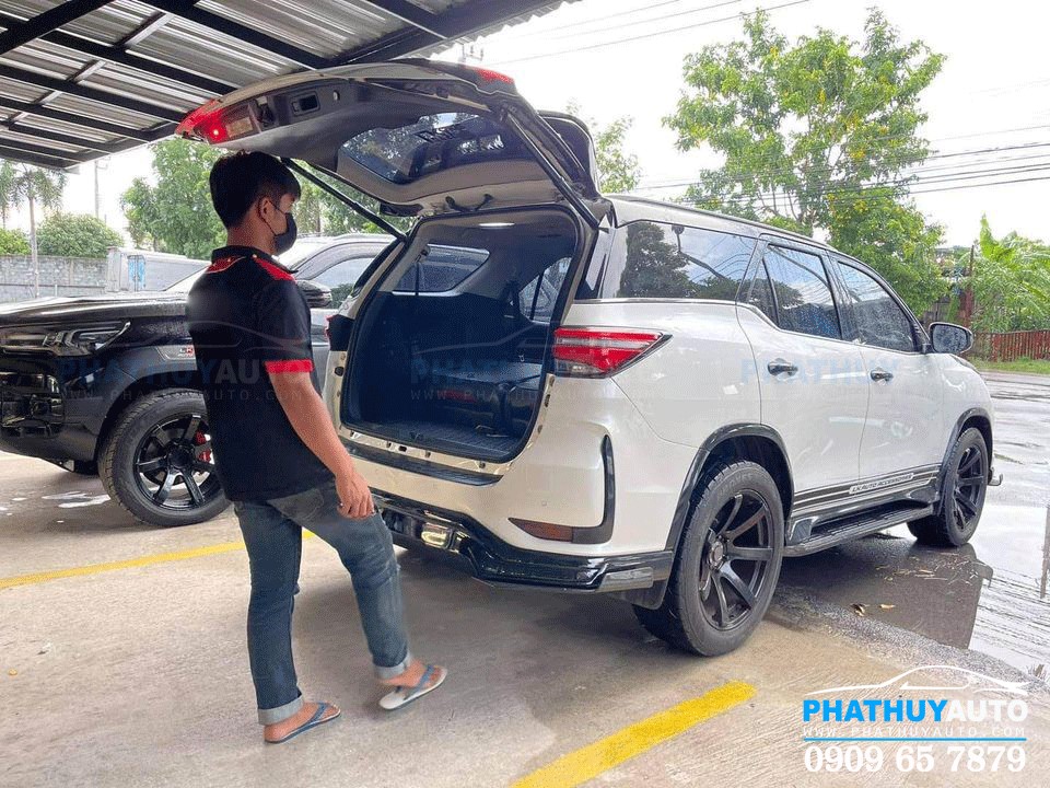 Cảm biến đá cốp Toyota Fortuner