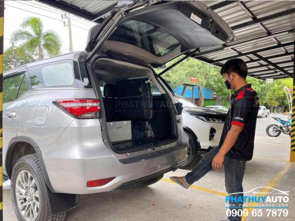 Cảm biến đá cốp Toyota Fortuner