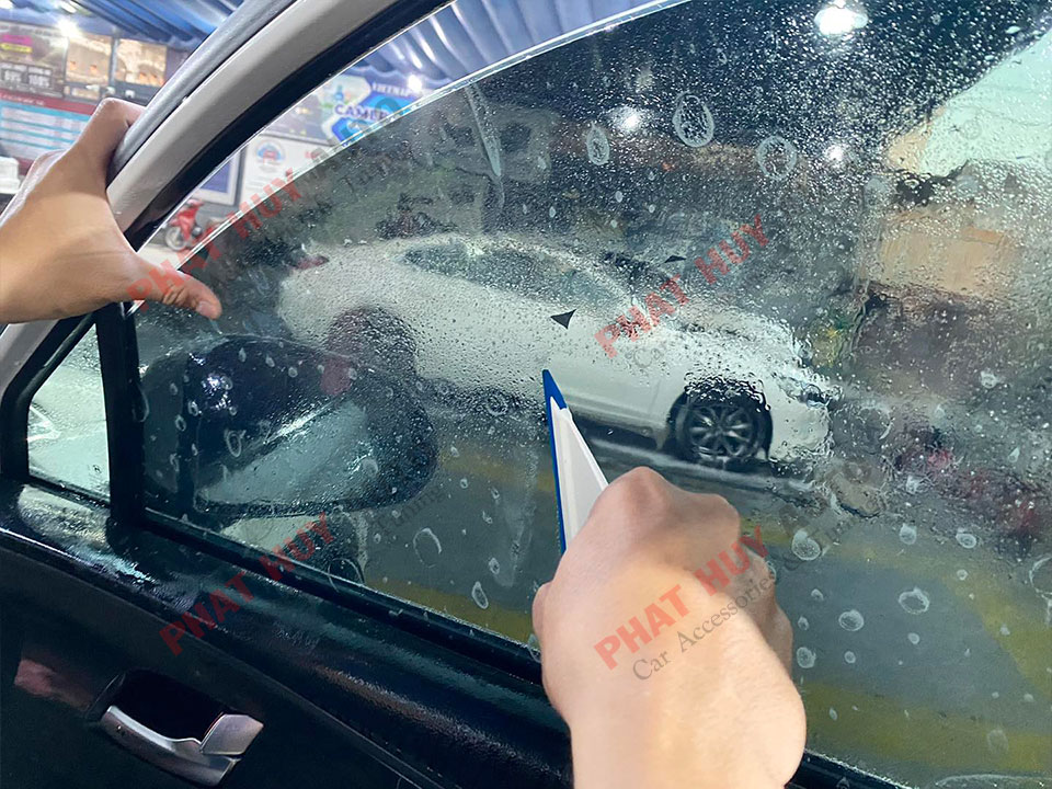 Dán phim cách nhiệt 3M xe Hyundai Custin