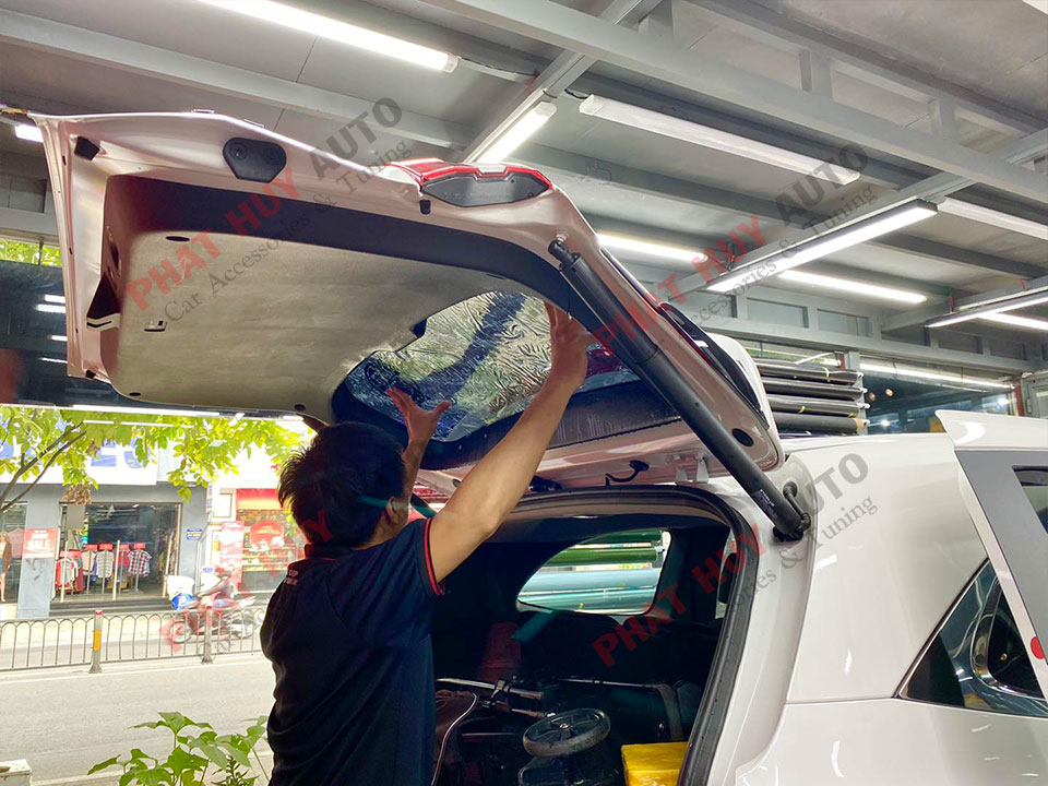 Dán phim cách nhiệt 3M xe Hyundai Custin