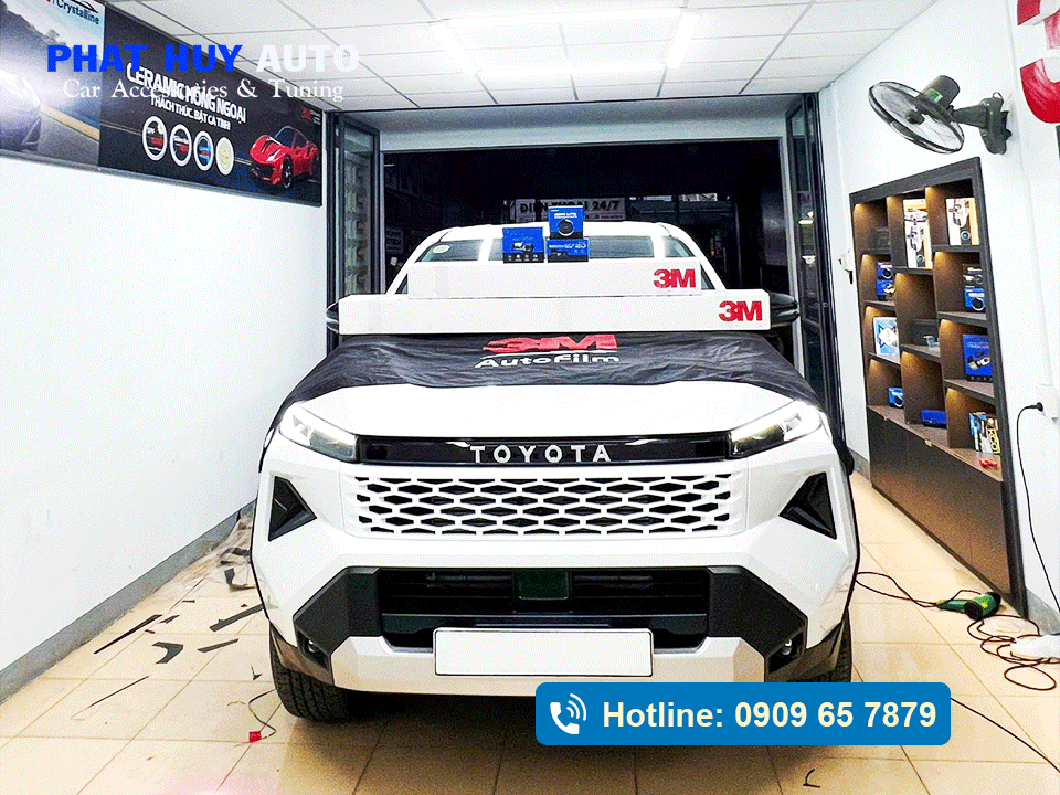 Dán phim cách nhiệt Hilux 2026