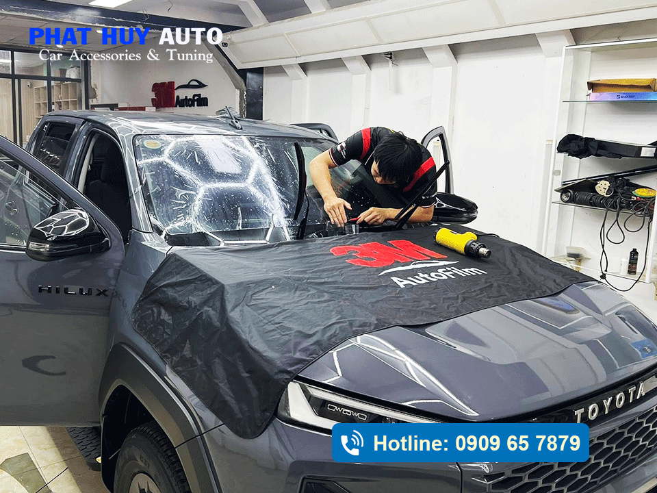 Dán phim cách nhiệt Hilux 2026