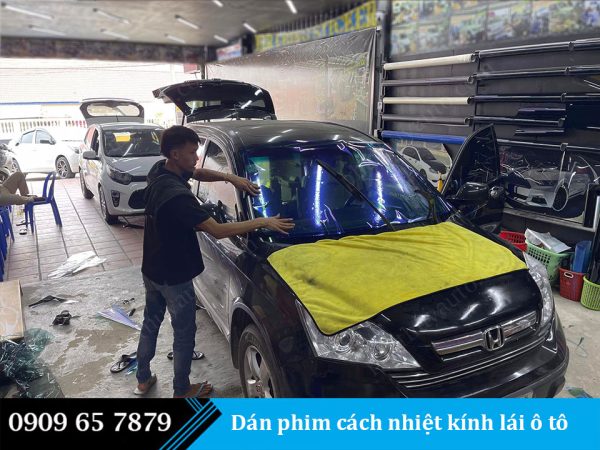 Dán phim cách nhiệt kính lái