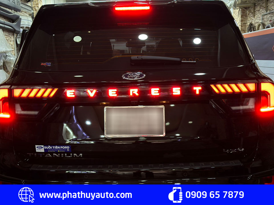 Đèn led cốp có chữ Everest 2023