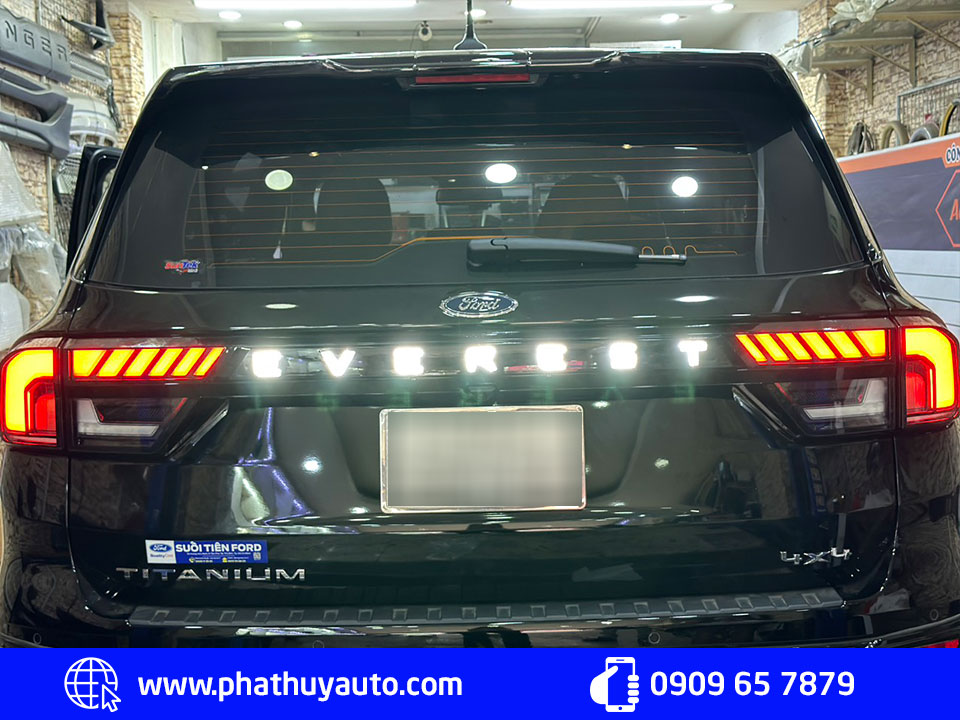 Đèn led cốp có chữ Everest 2023