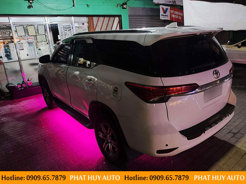 Đèn led dưới gầm xe Fortuner