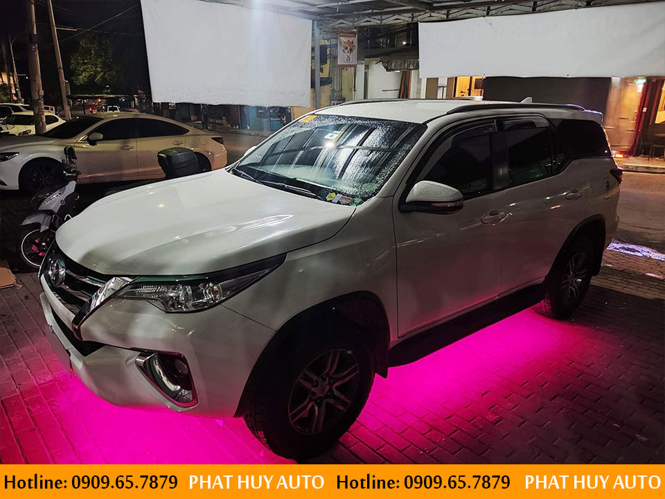 Đèn led dưới gầm xe Fortuner