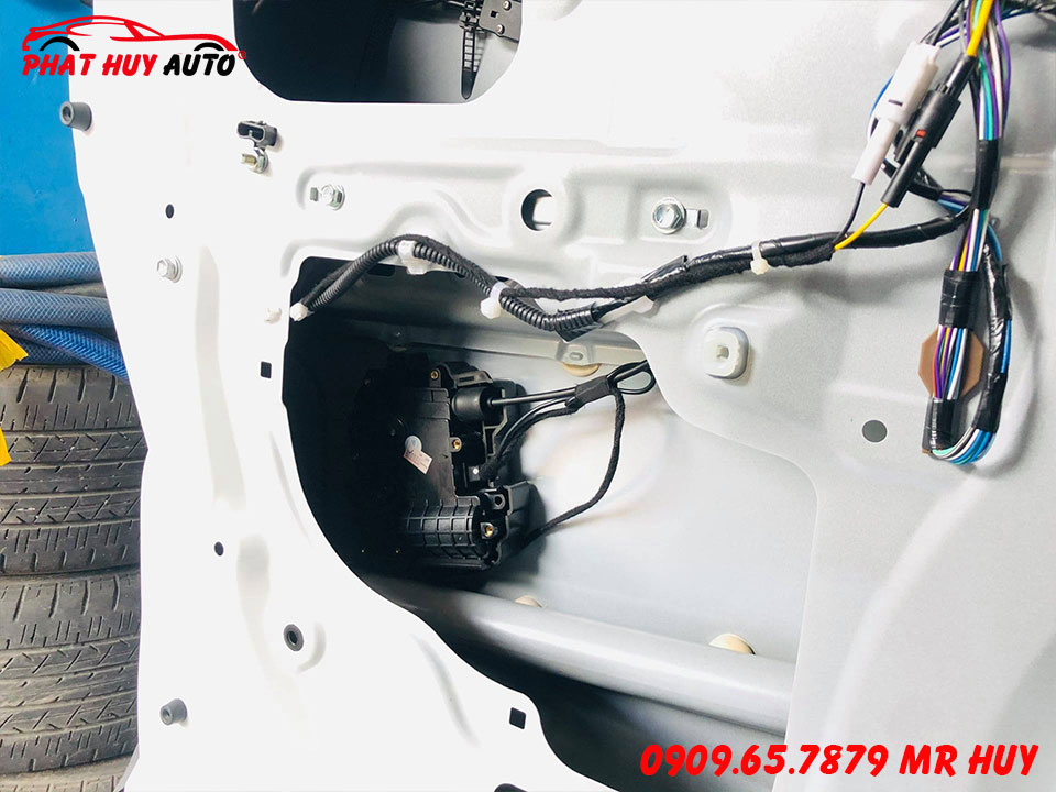 Độ cửa hít cho Peugeot 5008