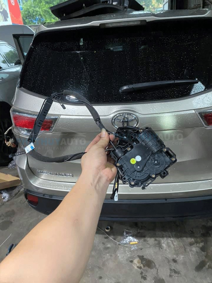 Độ cửa hít cho Toyota Highlander