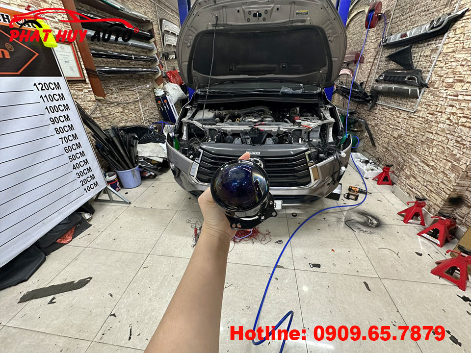 Độ đèn Bi Led Wolf Light xe Innova 2022