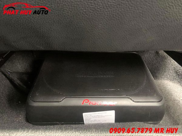 Gắn sub gầm ghế Toyota Yaris