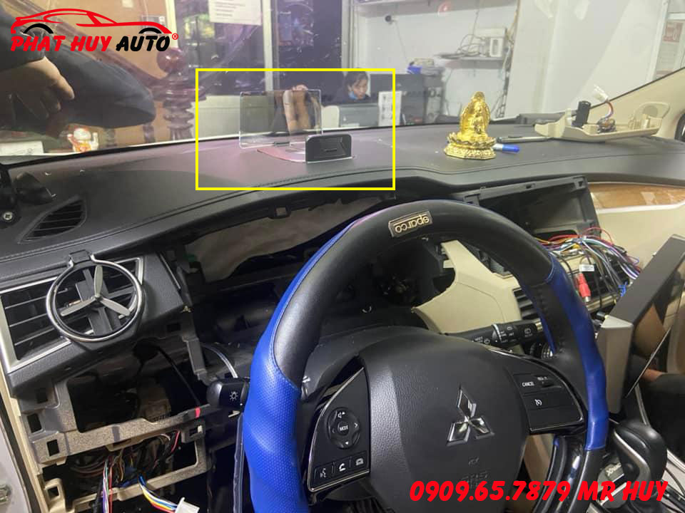 Lắp màn hình HUD cho Xpander