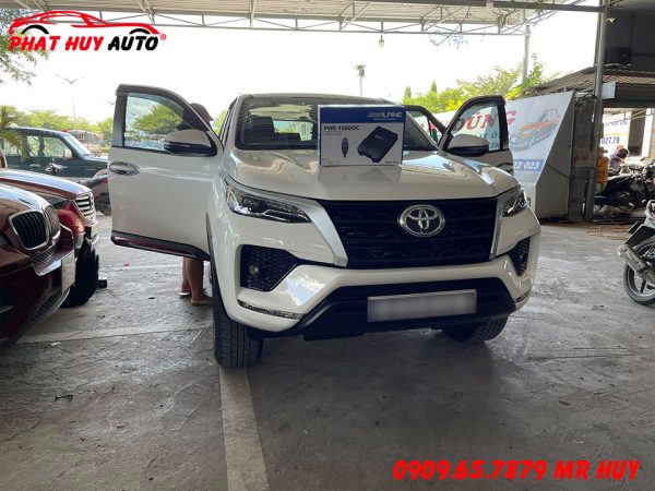 Loa Sub gầm ghế Fortuner 2022