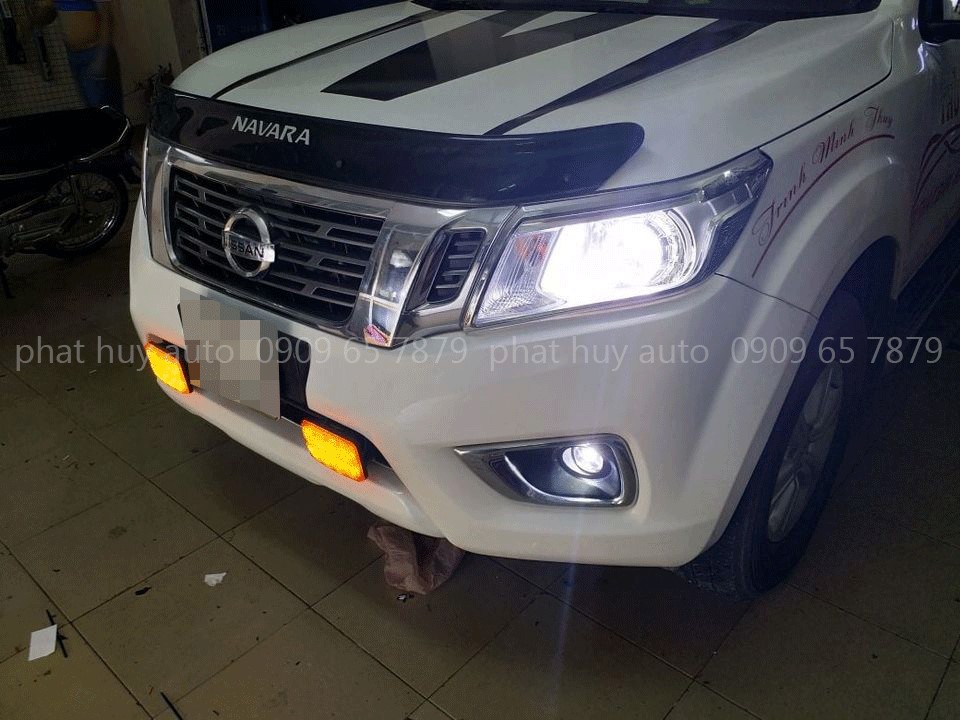 Lướt gió nắp capo Nissan Navara