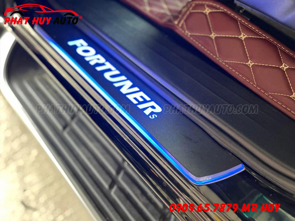Nẹp bước chân có đèn Fortuner 2022