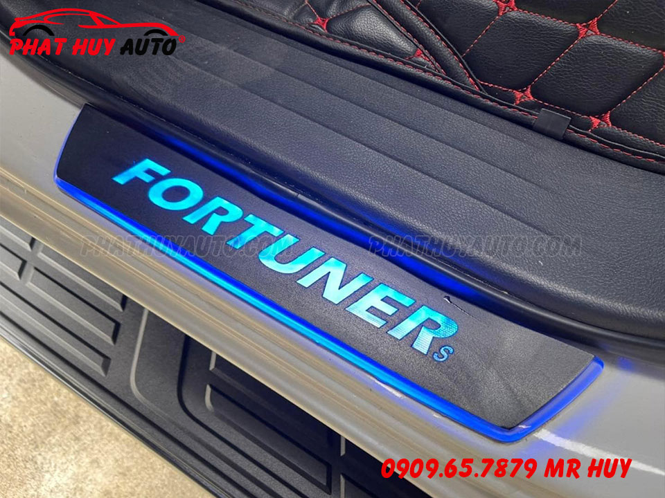 Nẹp bước chân có đèn Fortuner 2022