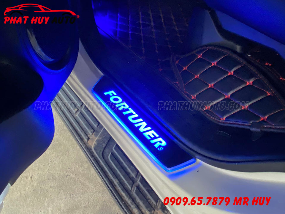 Nẹp bước chân có đèn Fortuner 2022