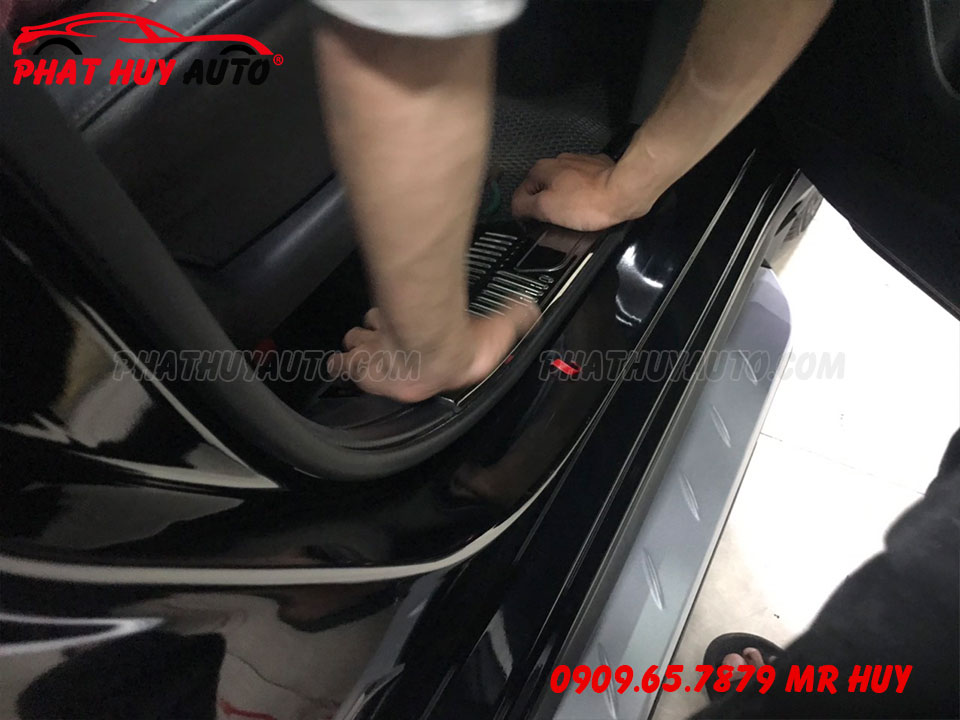 Nẹp bước chân Xpander Cross 2022