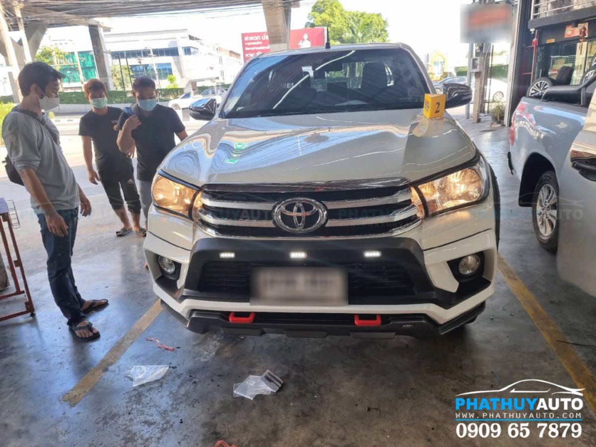 Ốp cản trước cho Toyota Hilux