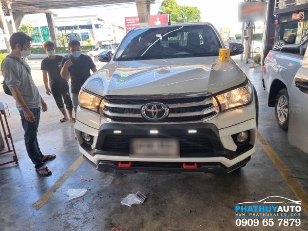 Ốp cản trước cho Toyota Hilux