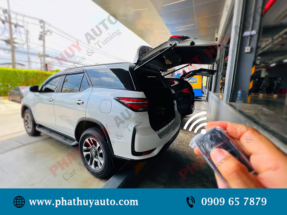 Toyota Fortuner 2023 độ cốp điện