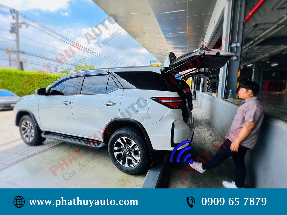 Toyota Fortuner 2023 độ cốp điện