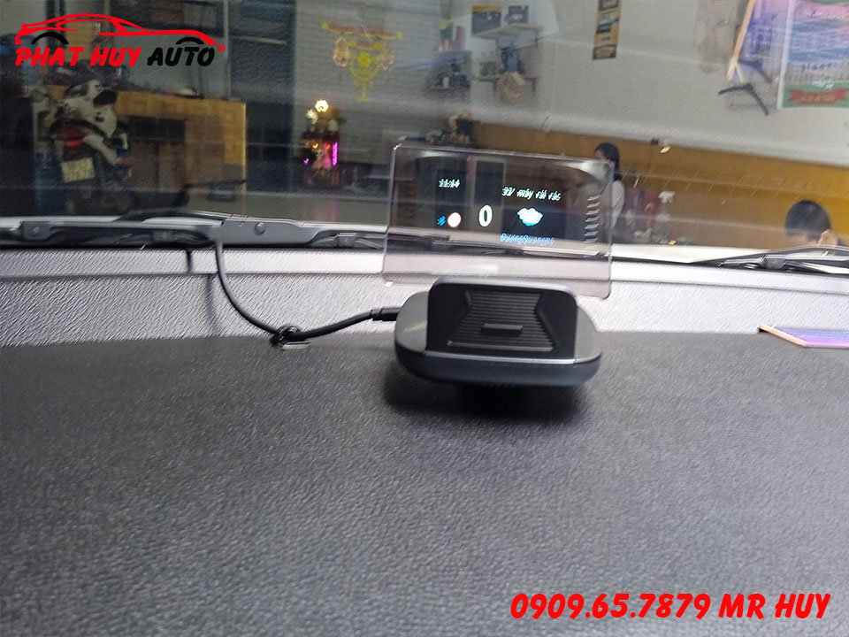 Toyota Veloz lắp màn hình HUD